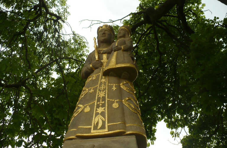 Opět krásná pískovcová socha Panny Marie Bozkovské je znovu ozdobou Horské Kamenice